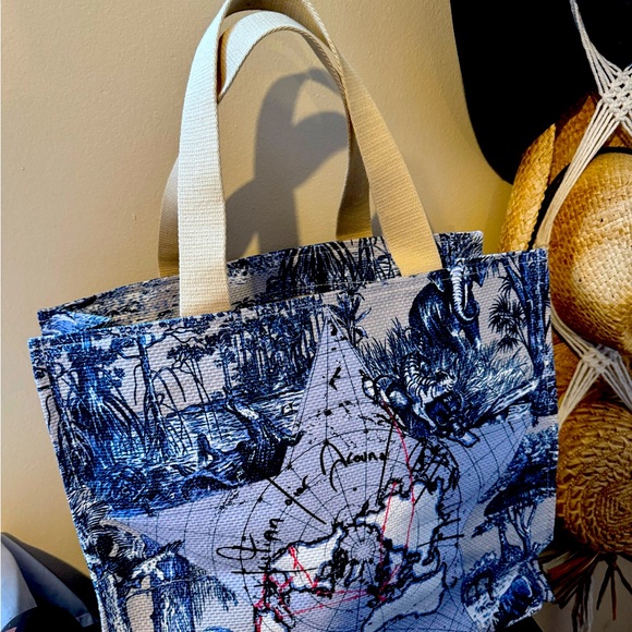 Dior Exclusive Platinum Welcome Gift 2024. Around the world motif, new in box. - Picture 3 of 7